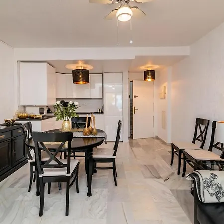 Lovely 3-bedroom 350 M Walk To The Lejlighed Marbella