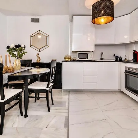 Lejlighed Lovely 3-bedroom 350 M Walk To The