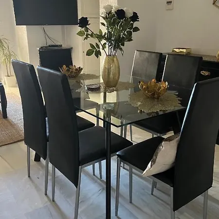 Lovely 3-bedroom 350 M Walk To The Lejlighed